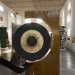 Al centro sono presenti numerosi strumenti musicali tra cui un grande gong